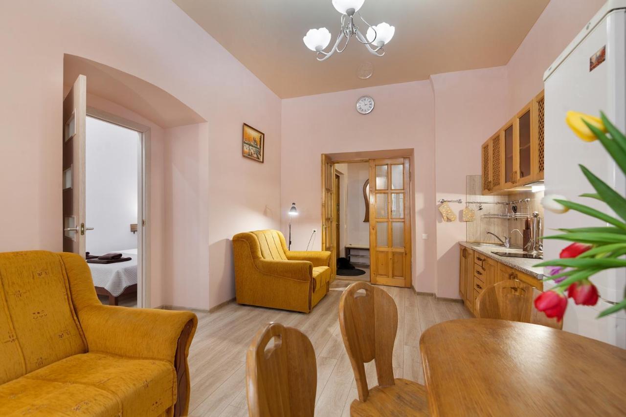 Friends House On Square Rynok Διαμέρισμα Λβιβ Εξωτερικό φωτογραφία